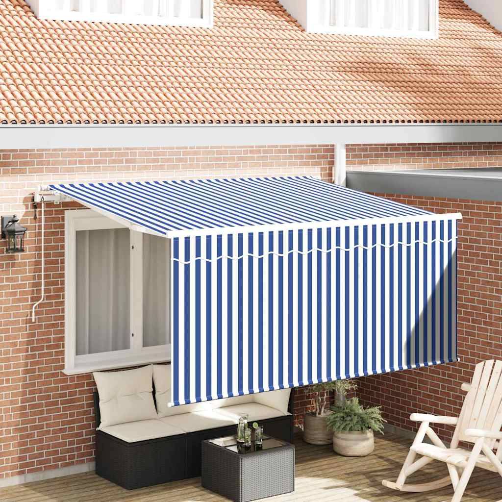 Eine Terrasse mit einer gestreiften blau-weißen einziehbaren Markise erstreckt sich von einer Hauswand; darunter befinden sich eine Bank, Pflanzen und ein Beistelltisch.
