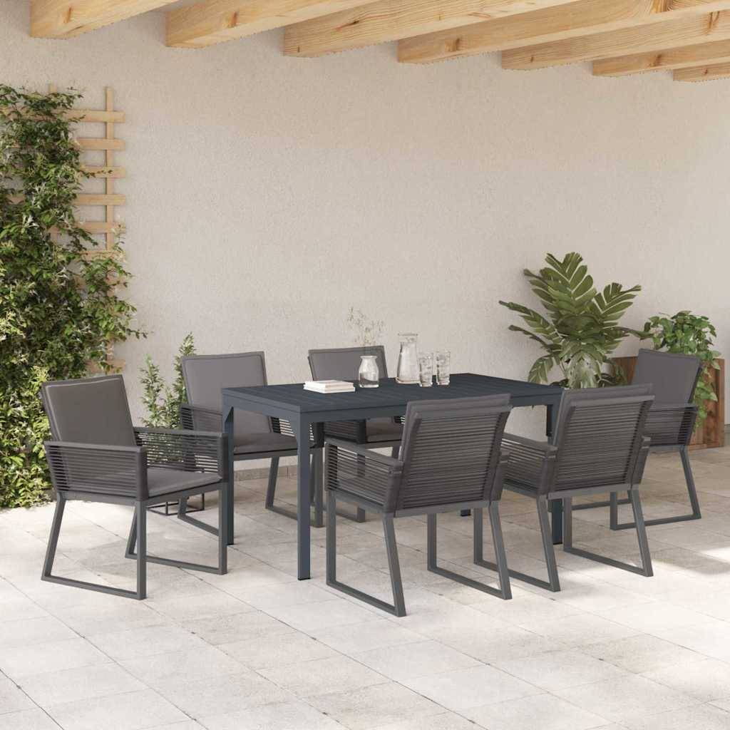 Ein modernes Außenpolster-Set mit einem rechteckigen Tisch und sechs Stühlen auf einem Fliesenboden, umgeben von Grünflächen unter einer hölzernen Pergola.