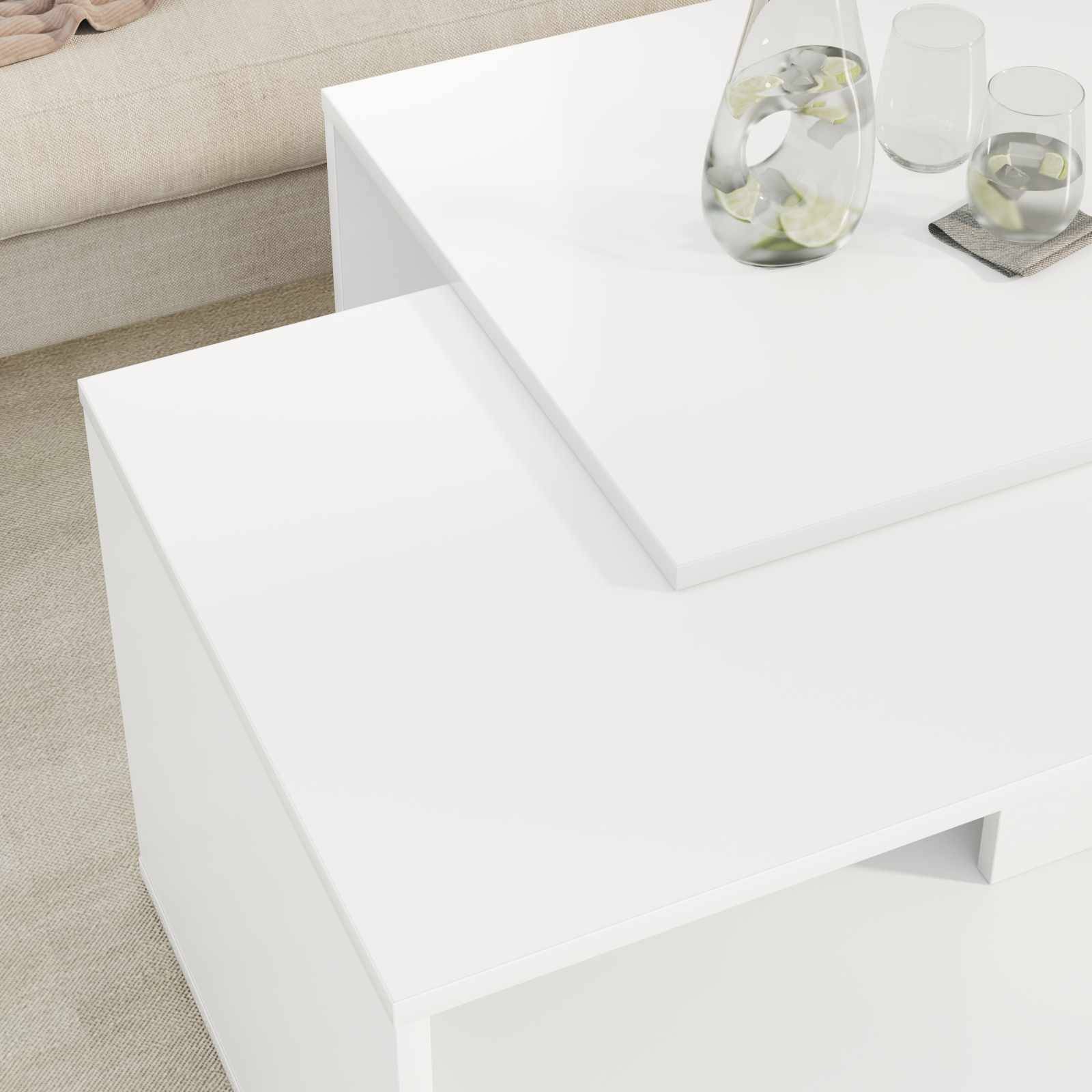 Ein minimalistischer weißer Couchtisch mit einer klaren Glaskanne gefüllt mit Wasser und Zitronenscheiben, neben zwei leeren Gläsern, auf einem hellen Sofa.