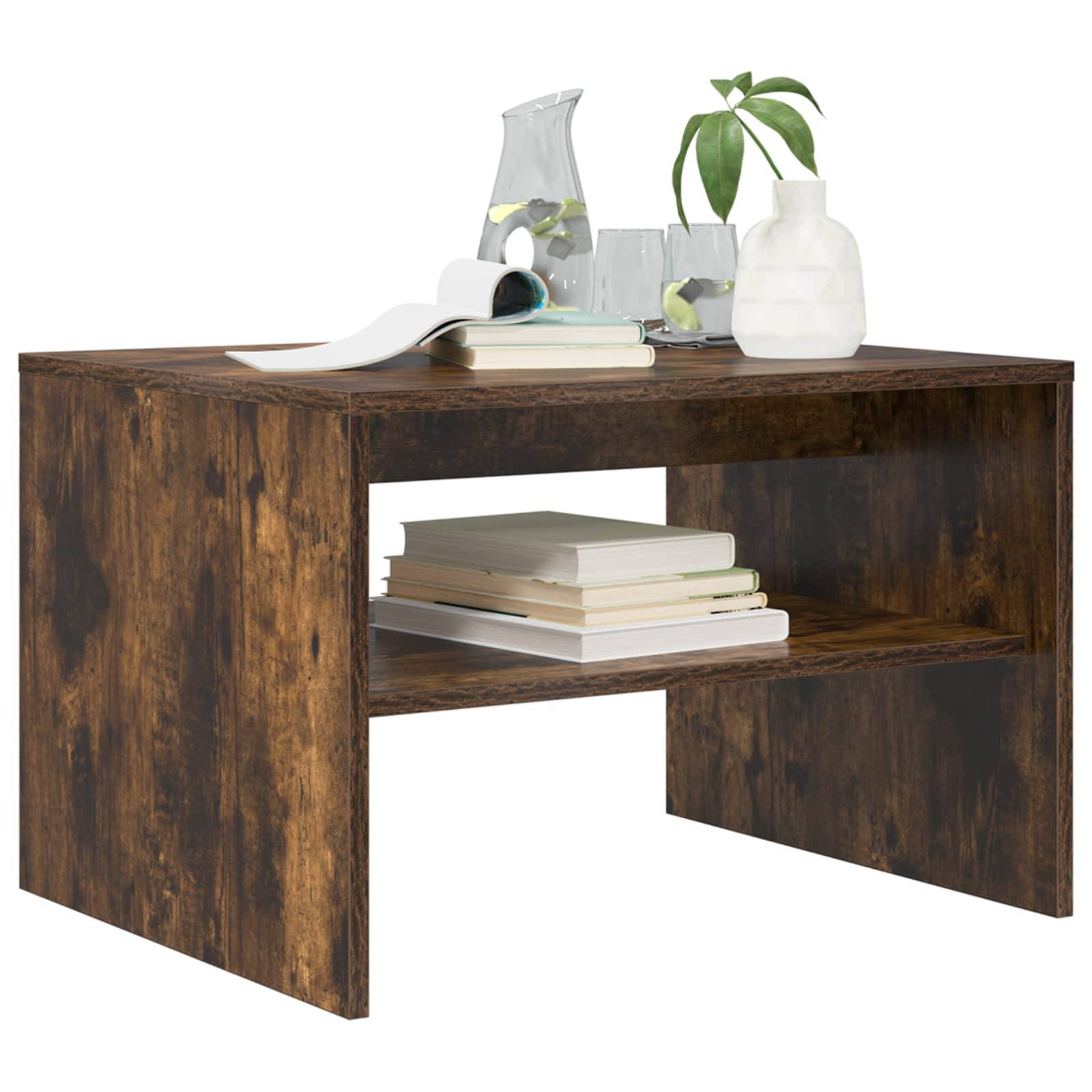 Ein Holz-Couchtisch mit offenem Regal, das Bücher, eine Pflanze und dekorative Vasen oben hält. Einfaches, rustikales Design.