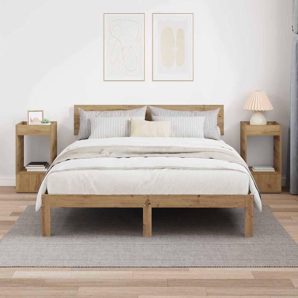 Ein modernes Schlafzimmer mit einem Holzbett, das mit weiß-grauer Bettwäsche ausgestattet ist, flankiert von zwei Nachttischen und minimalistischen Kunstwerken an einer weißen Wand.