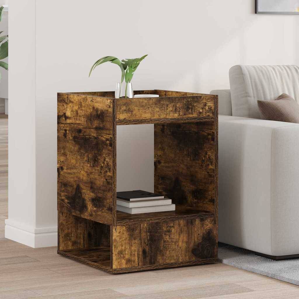 Rustikaler Holzwürfel-Beistelltisch neben einem Sofa, mit einer kleinen Vase und gestapelten Büchern auf dem unteren Regal.