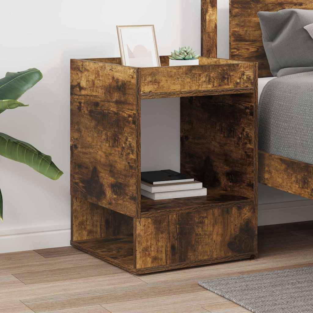 Rustikaler Holz-Nachttisch mit offener Ablage und Schublade neben einem Bett, auf dem ein gerahmtes Foto, eine Pflanze und Bücher stehen.