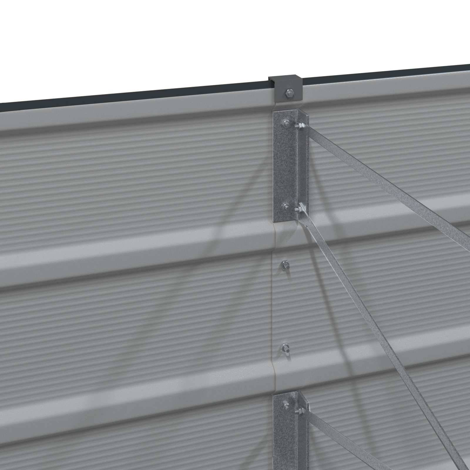 Nahaufnahme eines Metallwandpaneels mit strukturierten horizontalen Linien, gestützt durch eine Stahlhalterung und Drahtspannkabel zur Verstärkung.