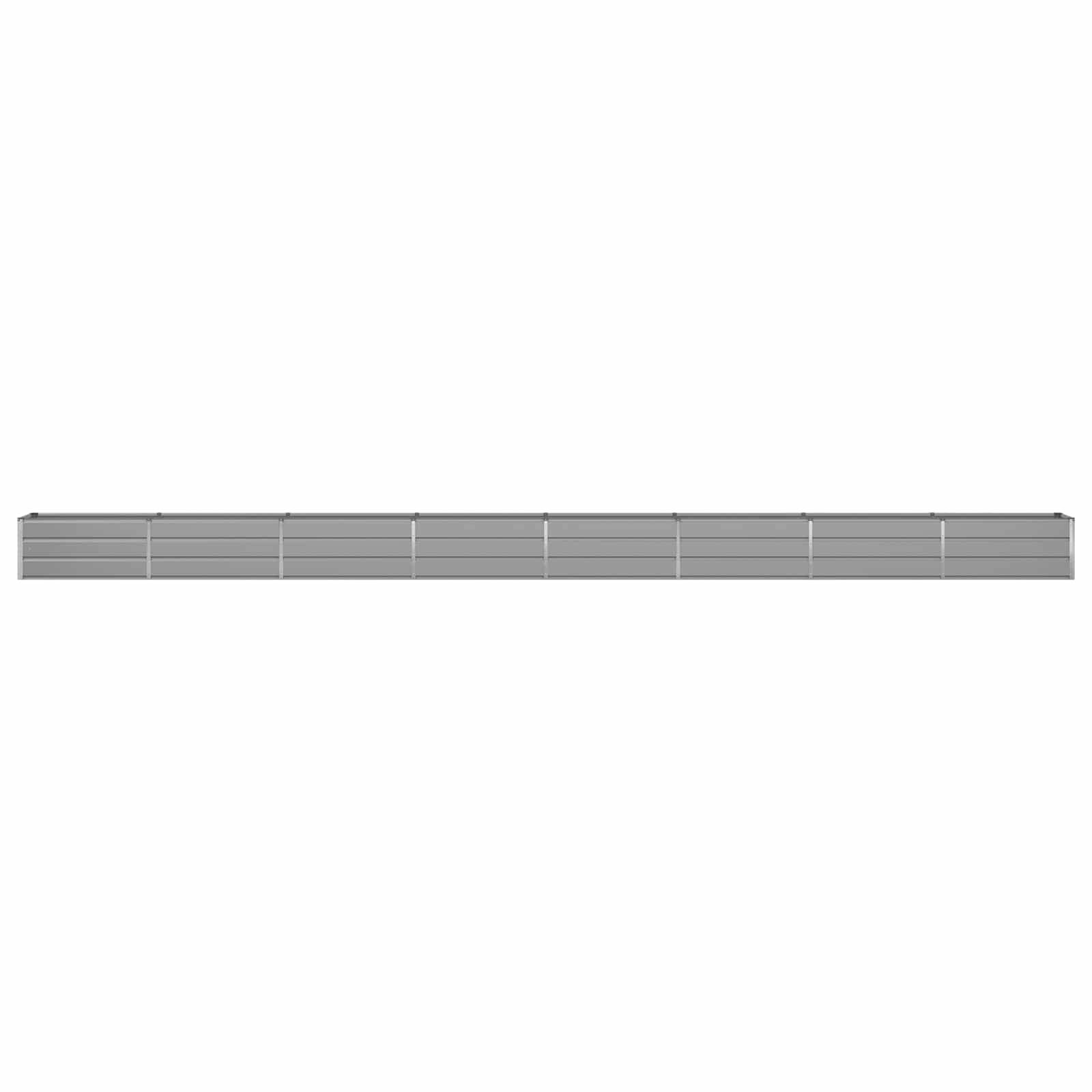 Ein langer, grauer Blumenkasten gefüllt mit violetten Blumen steht auf einem grünen Rasen. Dahinter befinden sich ein weißer Sonnenschirm und hohe grüne Hecken.