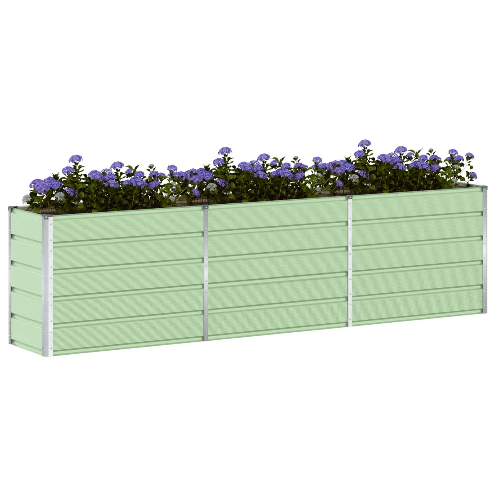 Ein grüner rechteckiger Metallblumenkübel gefüllt mit violetten Blumen, in einer geraden Linie positioniert, geeignet für die Gartengestaltung im Freien.