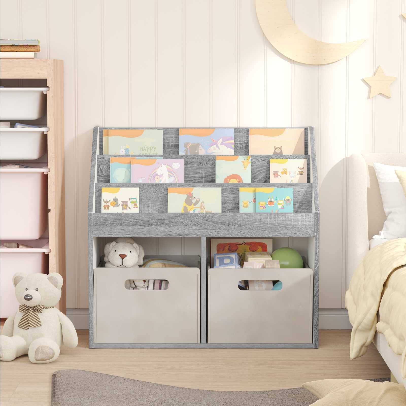 Kinderregal mit Anzeigesteckplätzen für Bilderbücher, dazu zwei Behälter darunter, im Kinderzimmer neben einem Bett und einem Teddybären.