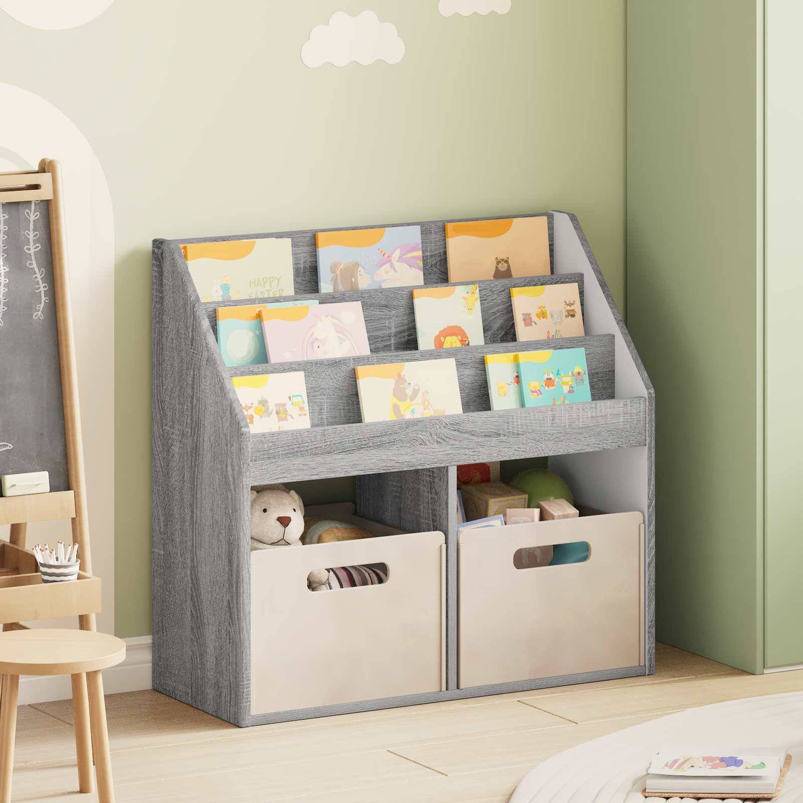 Kinderbuchregal mit geneigten oberen Regalen und zwei Lagerkisten, aufgestellt in einem Spielzimmer neben einer Tafel und einem kleinen Tisch.