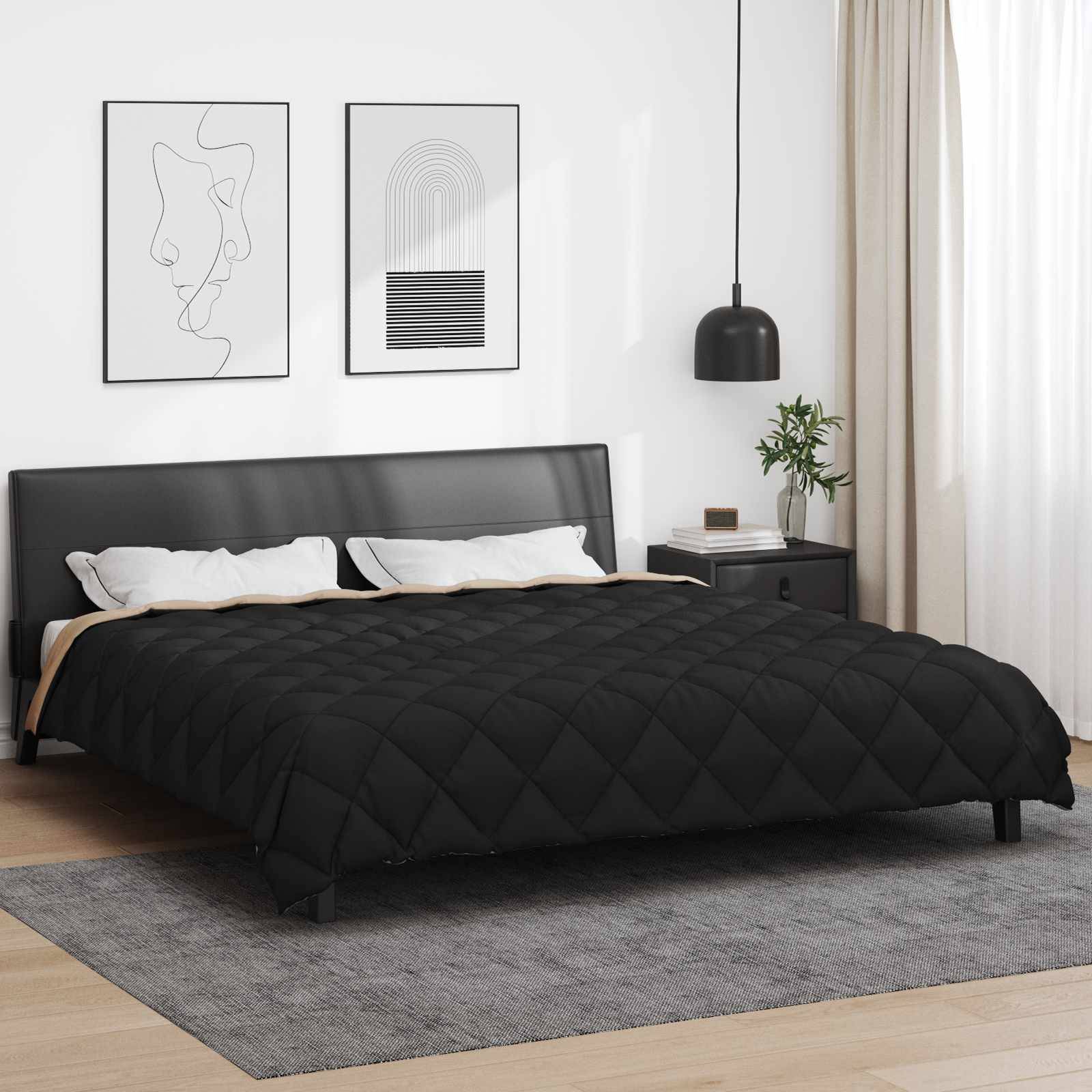 Ein modernes Schlafzimmer mit einem großen schwarzen Bett, abstrakter Wandkunst, einer hängenden Pendelleuchte und neutraltönigen Möbeln auf einem Holzboden.