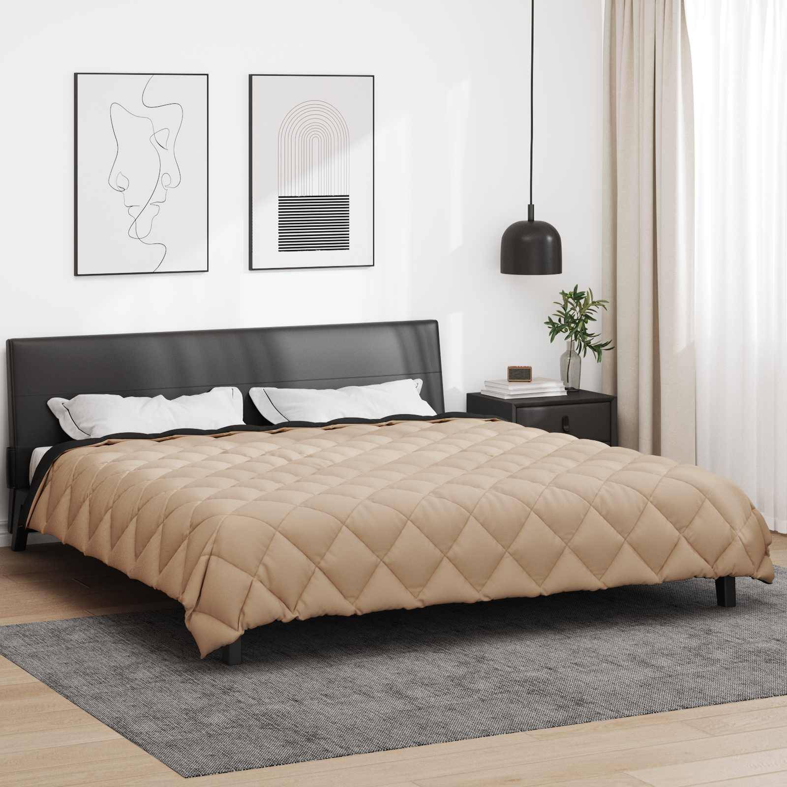 Ein modernes Schlafzimmer mit einem beigen gesteppten Bett, schwarzem Kopfteil, zwei abstrakten Kunstwerken oben drüber, und einem Nachttisch mit einer Pflanze und einer Lampe.