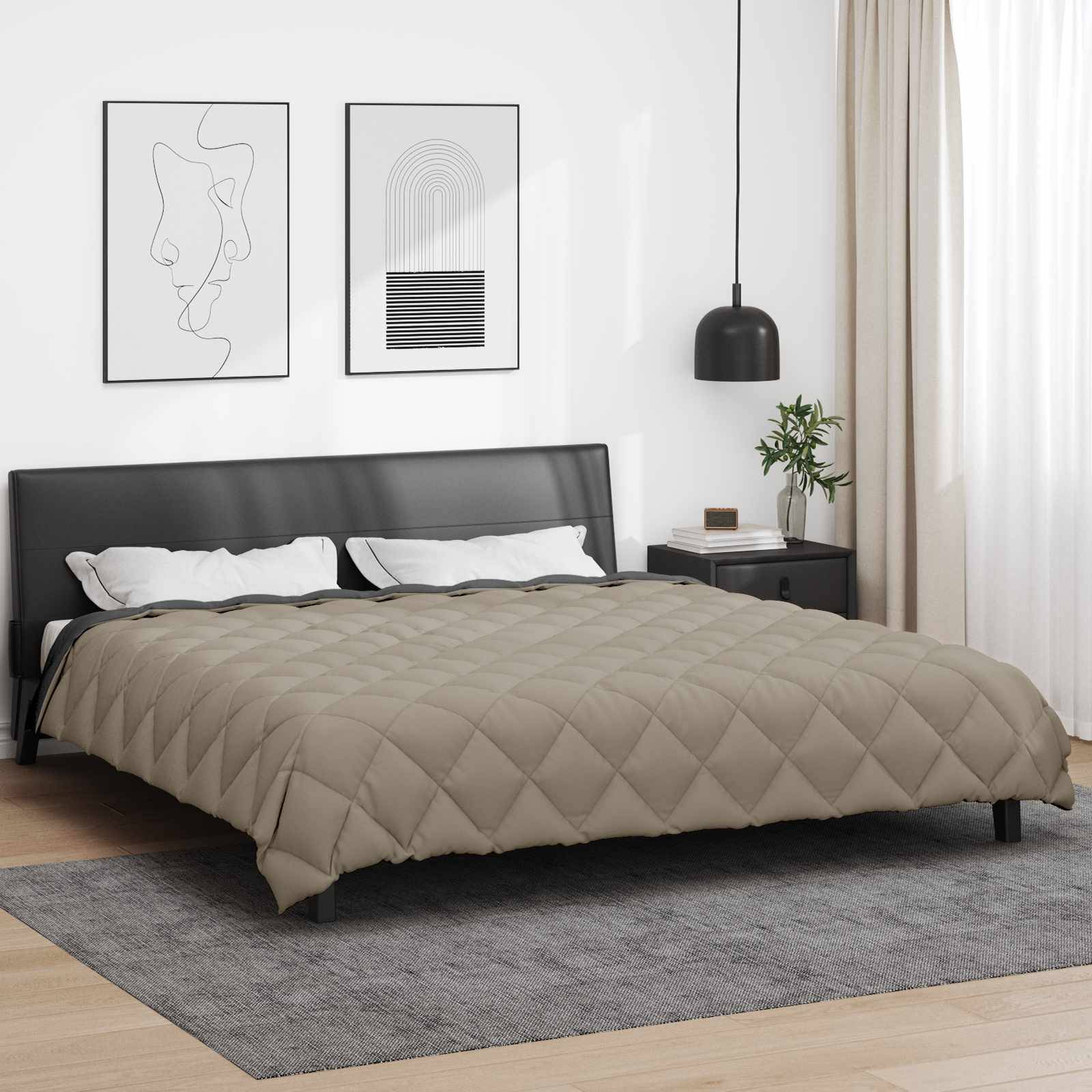 Ein modernes Schlafzimmer mit einem großen Bett, grauer Steppdecke, schwarzem Kopfteil und zwei Nachttischen. Minimalistische Einrichtung mit abstrakter Wandkunst.