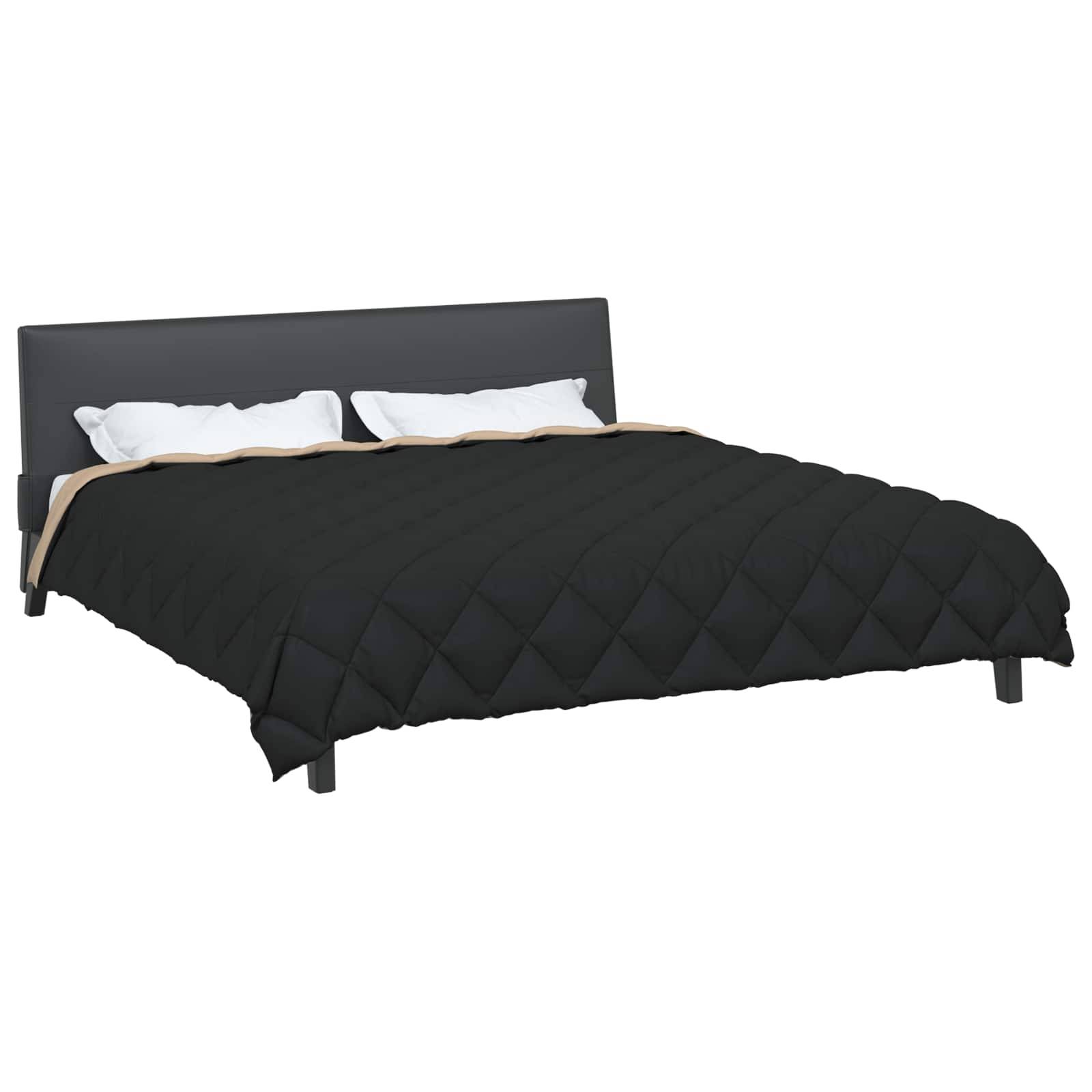 Ein schwarzes Bett mit einer gesteppten Tagesdecke, zwei weißen Kissen und einem grauen Kopfteil.