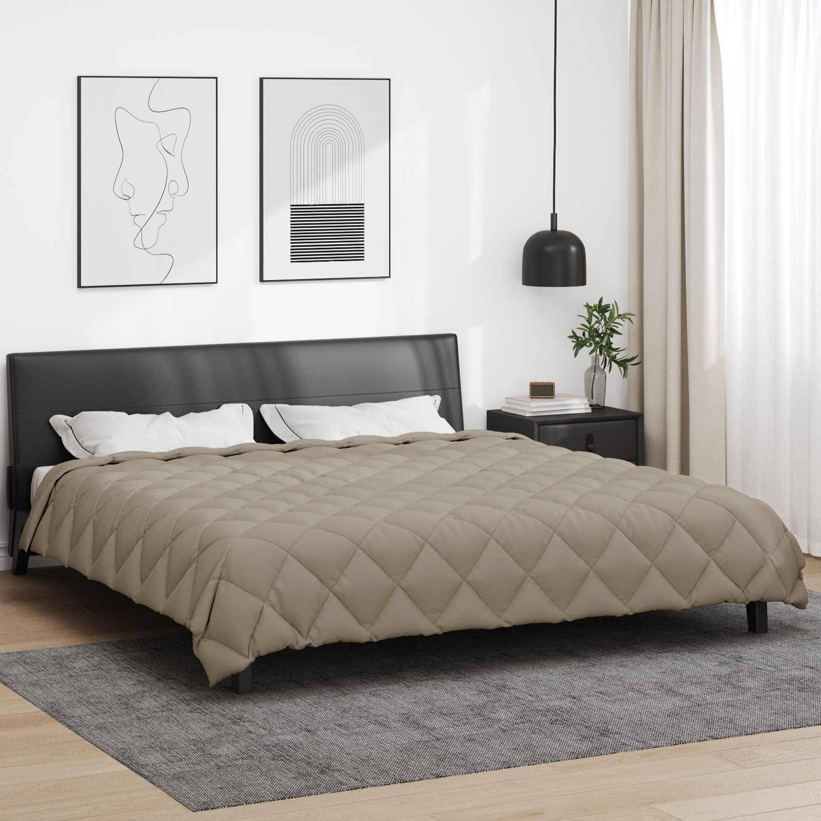 Ein modernes Schlafzimmer mit schwarzem Bettgestell, beigem Steppdecke, dunkler Hängeleuchte, grauem Teppich und minimalistischer Kunst an der Wand.