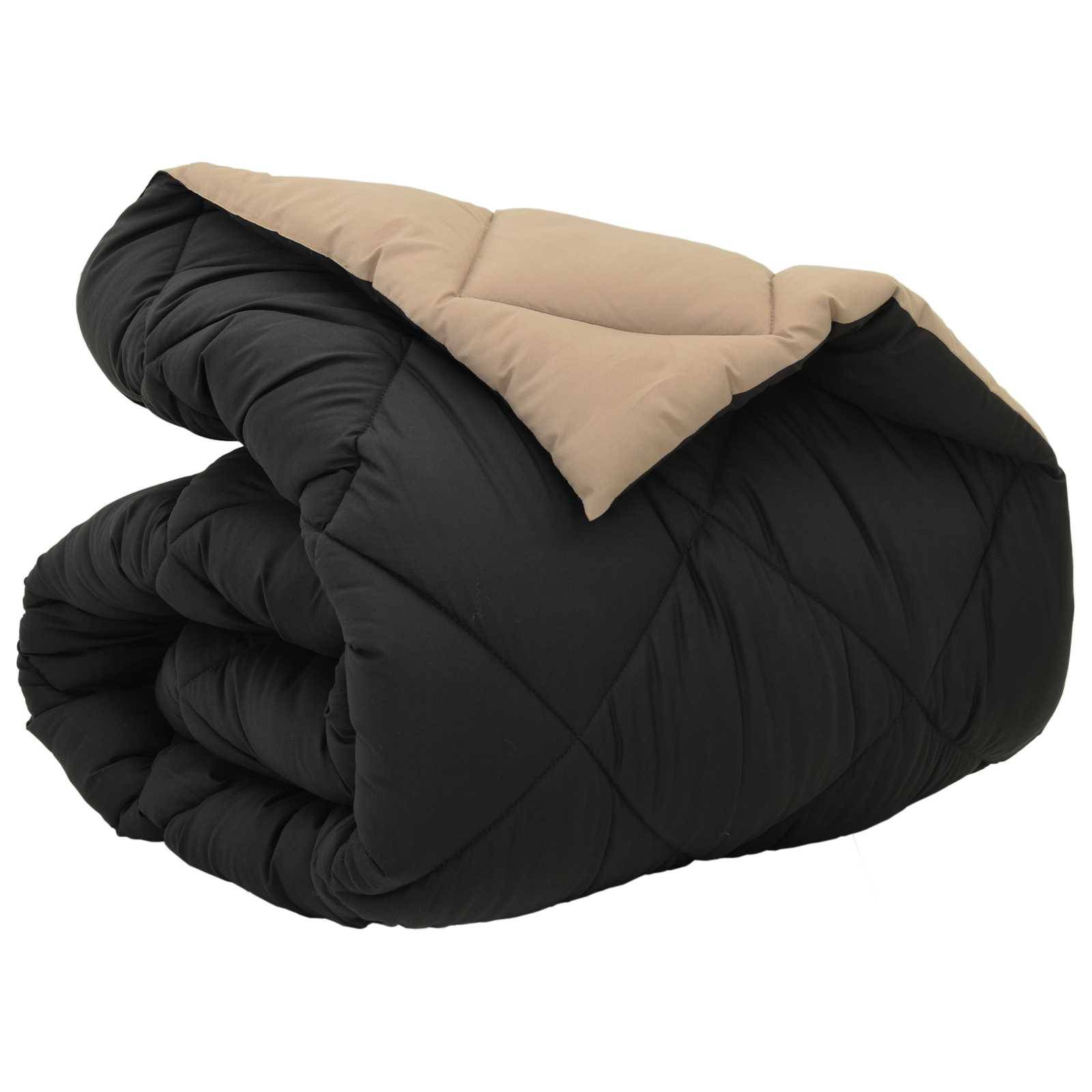 Eine dicke, aufgerollte Steppdecke in Schwarz und Beige mit gesteppten Details und einer weichen, flauschigen Textur.