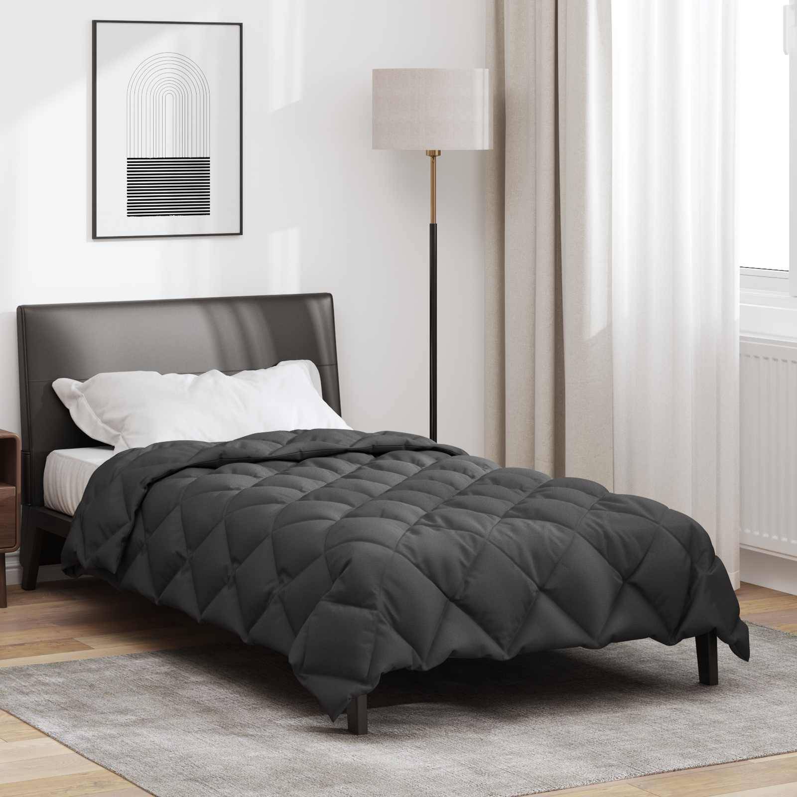 Ein modernes Schlafzimmer verfügt über ein graues Bett mit einer gesteppten dunklen Daunendecke, Holzböden, einen minimalistischen Druck an der Wand und eine hohe Stehlampe.