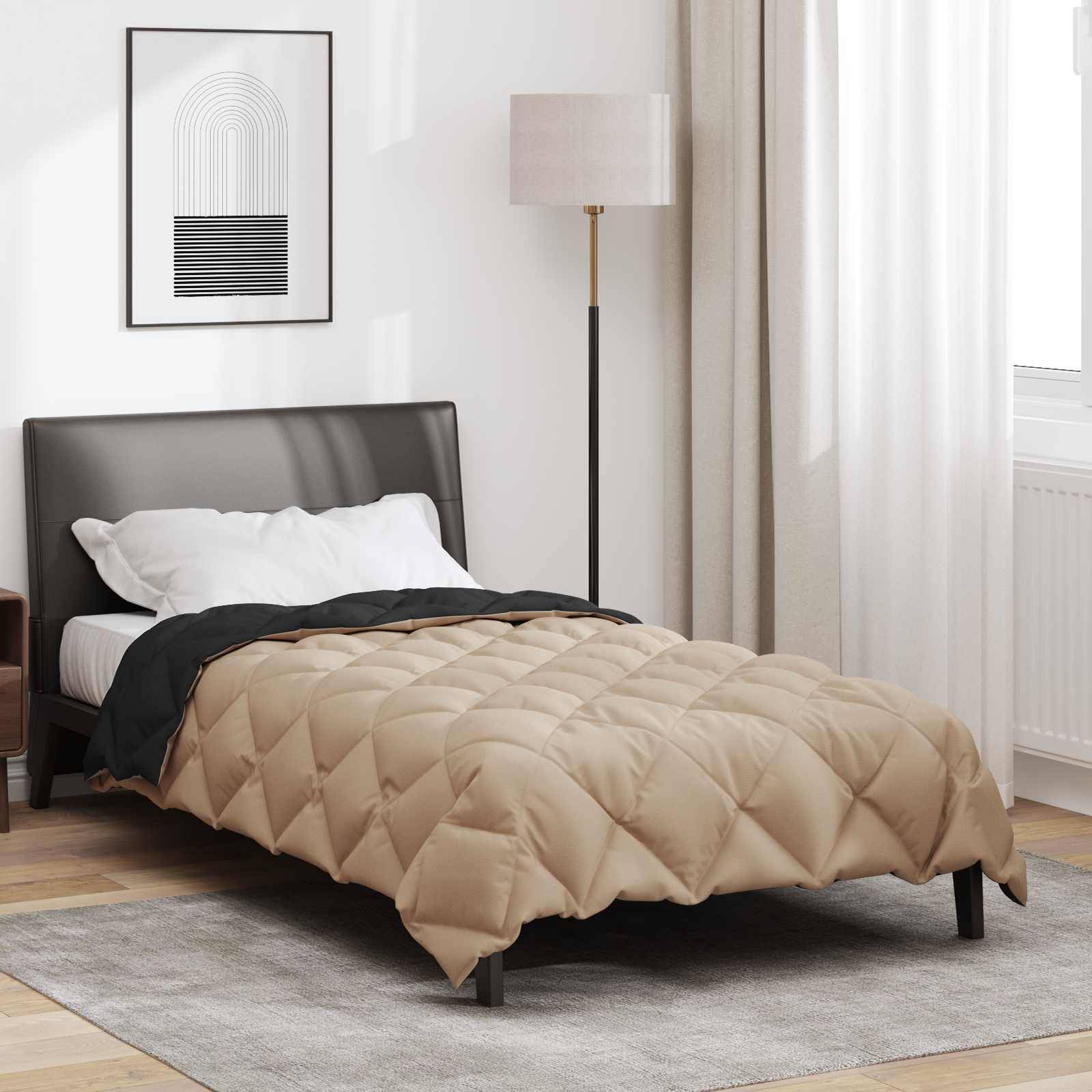 Ein modernes Schlafzimmer mit einem Bett mit beigem Steppdecke, schwarz-weißen Kissen, einer Stehlampe und minimalistischer Kunst an der Wand.