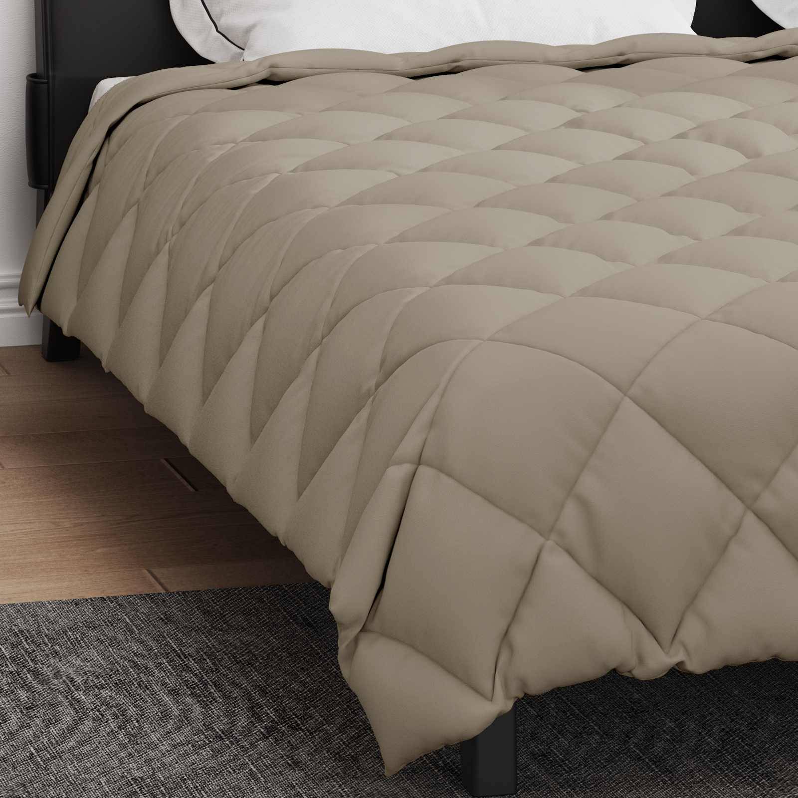 Eine beige gesteppte Tagesdecke bedeckt ordentlich ein Bett, teilweise sichtbar, mit einem Abschnitt eines strukturierten Teppichs auf dem Boden darunter.