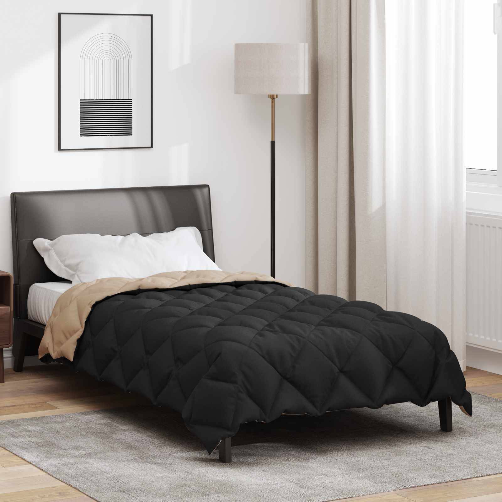Ein minimalistisches Schlafzimmer mit einem dunkelgrauen Bett mit gestepptem Steppdecke, einer hohen Stehlampe, moderner Wandkunst und leichten Vorhängen.
