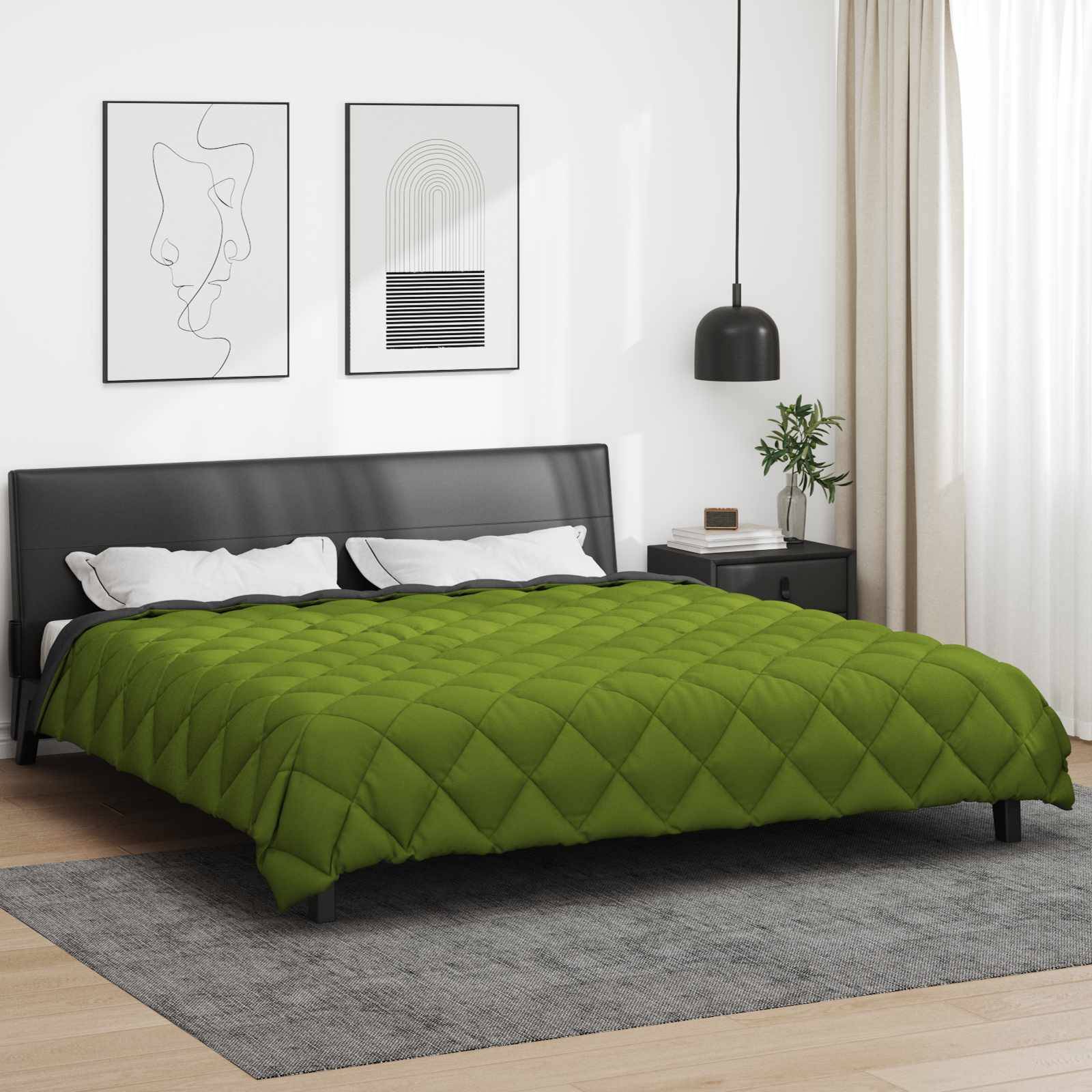 Ein modernes Schlafzimmer mit einem schwarzen Bett, einer grünen Steppdecke, einer schwarzen Hängeleuchte, einer Pflanze auf einem weißen Nachttisch und Kunstwerken an einer grauen Wand.