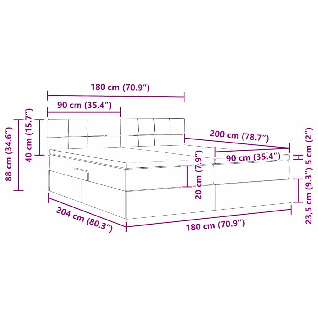 Ein weißer Schreibtisch mit offenen Regalen an den Seiten, auf dem ein zugeklappter Laptop, ein aufgeschlagenes Notizbuch und ein Stift stehen.