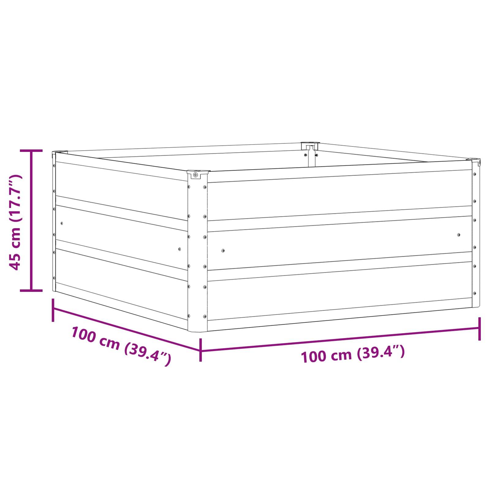 Ein kleiner, quadratischer Holztisch mit einer Vase und einer Wasserkanne oben darauf, platziert vor einem cremefarbenen Sofa in einem gut beleuchteten Wohnzimmer.