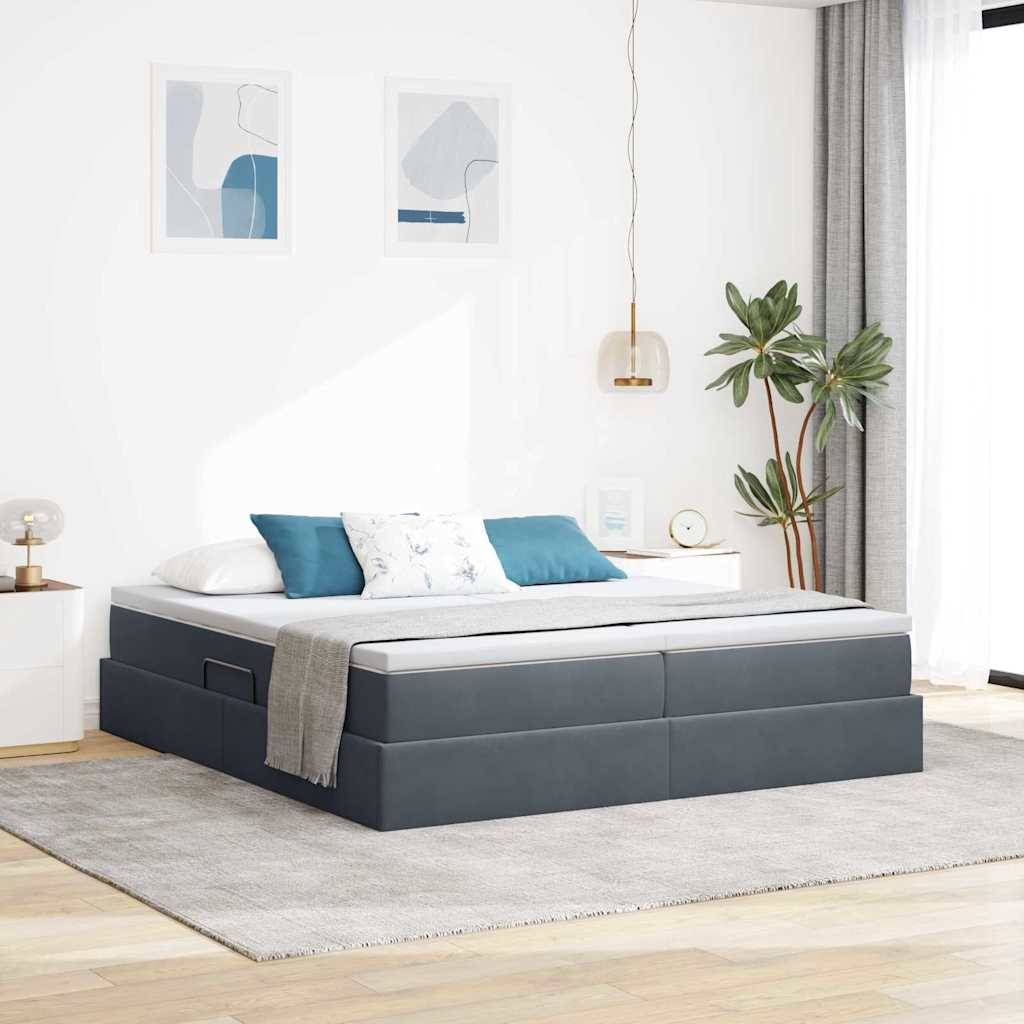 Ein modernes Schlafzimmer verfügt über ein graues Bett mit weiß-blauer Bettwäsche, einen hellgrauen Teppich, zwei gerahmte abstrakte Kunstwerke an der Wand und eine Topfpflanze am Fenster.
