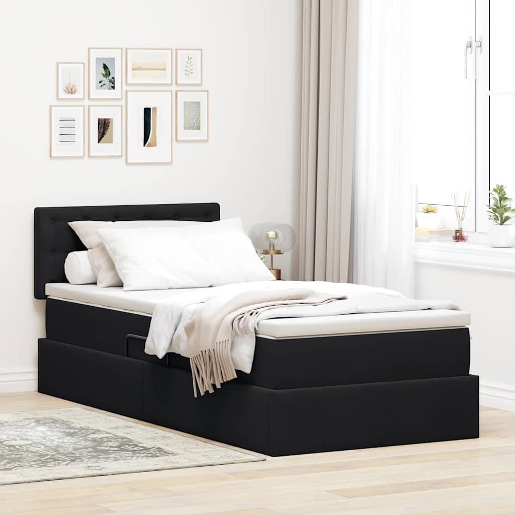 Weiße Küchenschränke mit goldenen Griffen; schlankes, modernes Design.