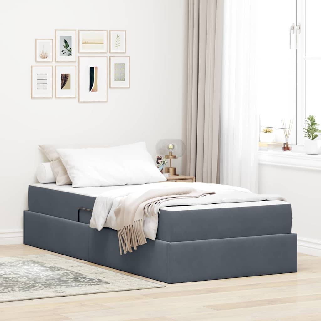 Ein modernes Schlafzimmer mit einem niedrigen Plattformbett, das von blauen LED-Lichtern unterhalb beleuchtet wird. Das Bett wird von Holznachttischen und einer Stehleuchte flankiert.