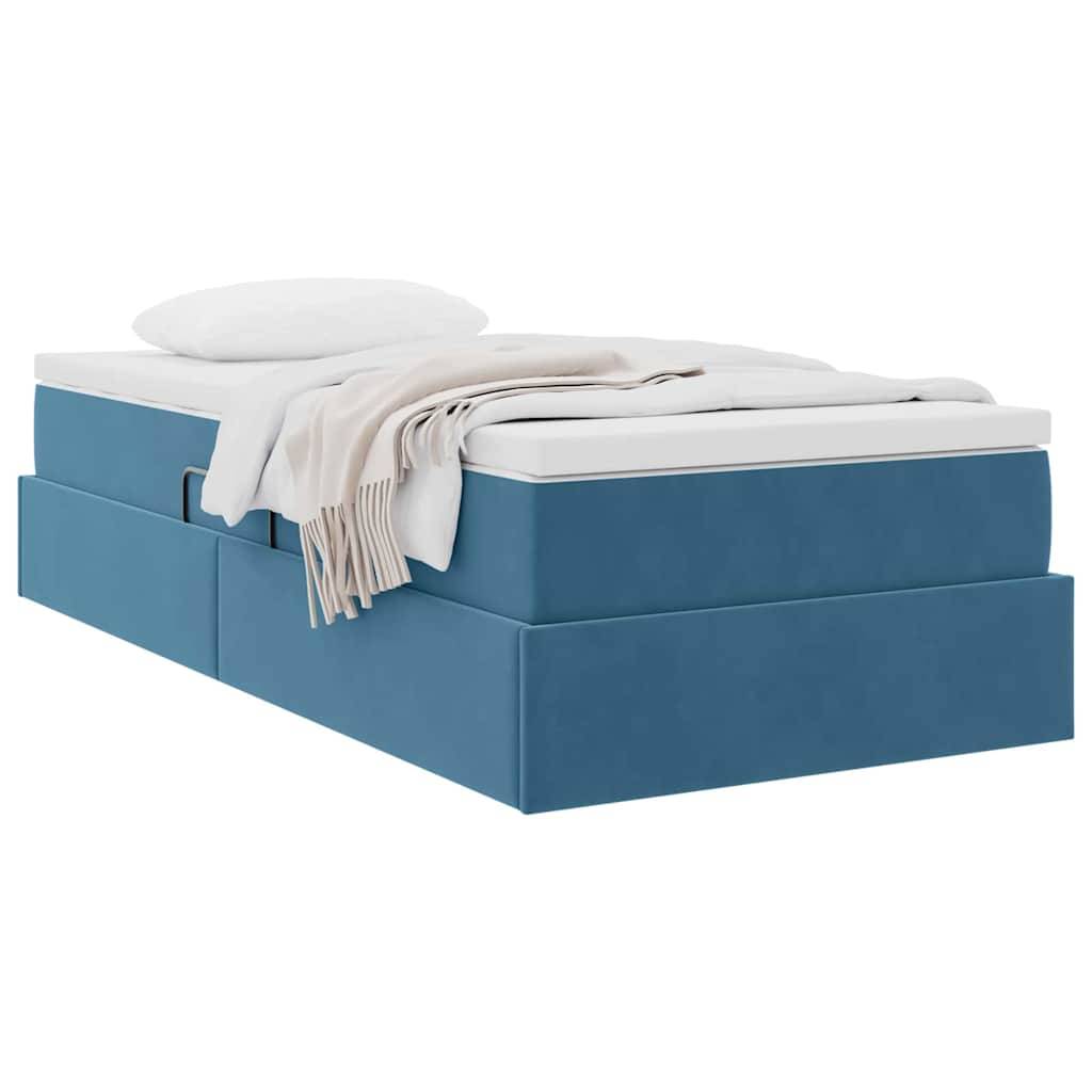 Ein blau gepolstertes Bett mit einer weißen Matratze, Kissen und einer beigen Decke, die über die Seite drapiert ist, auf weißem Hintergrund.