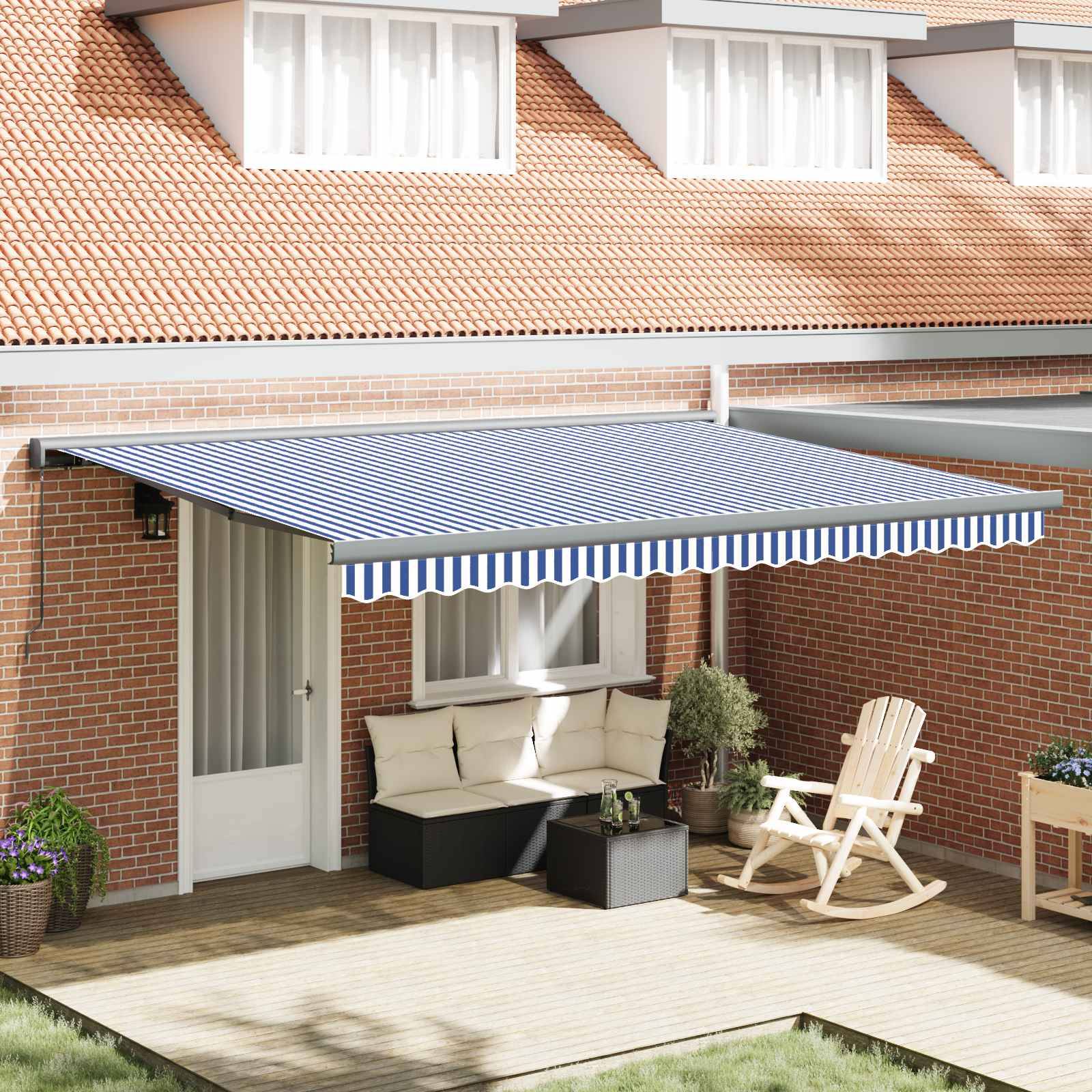 Die Veranda eines Hauses mit einer blau-weiß gestreiften Markise bedeckt einen Sitzbereich mit einem kleinen Tisch und Stühlen neben der Tür.