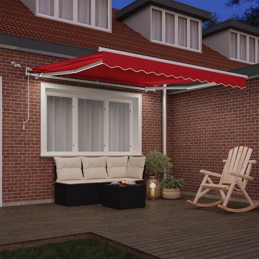 Gestreiftes Außenmarkisen beschatten eine Terrasse mit Sitzplätzen, Tisch und Topfpflanze vor einem Backsteinhaus. Helle, sonnige Atmosphäre.