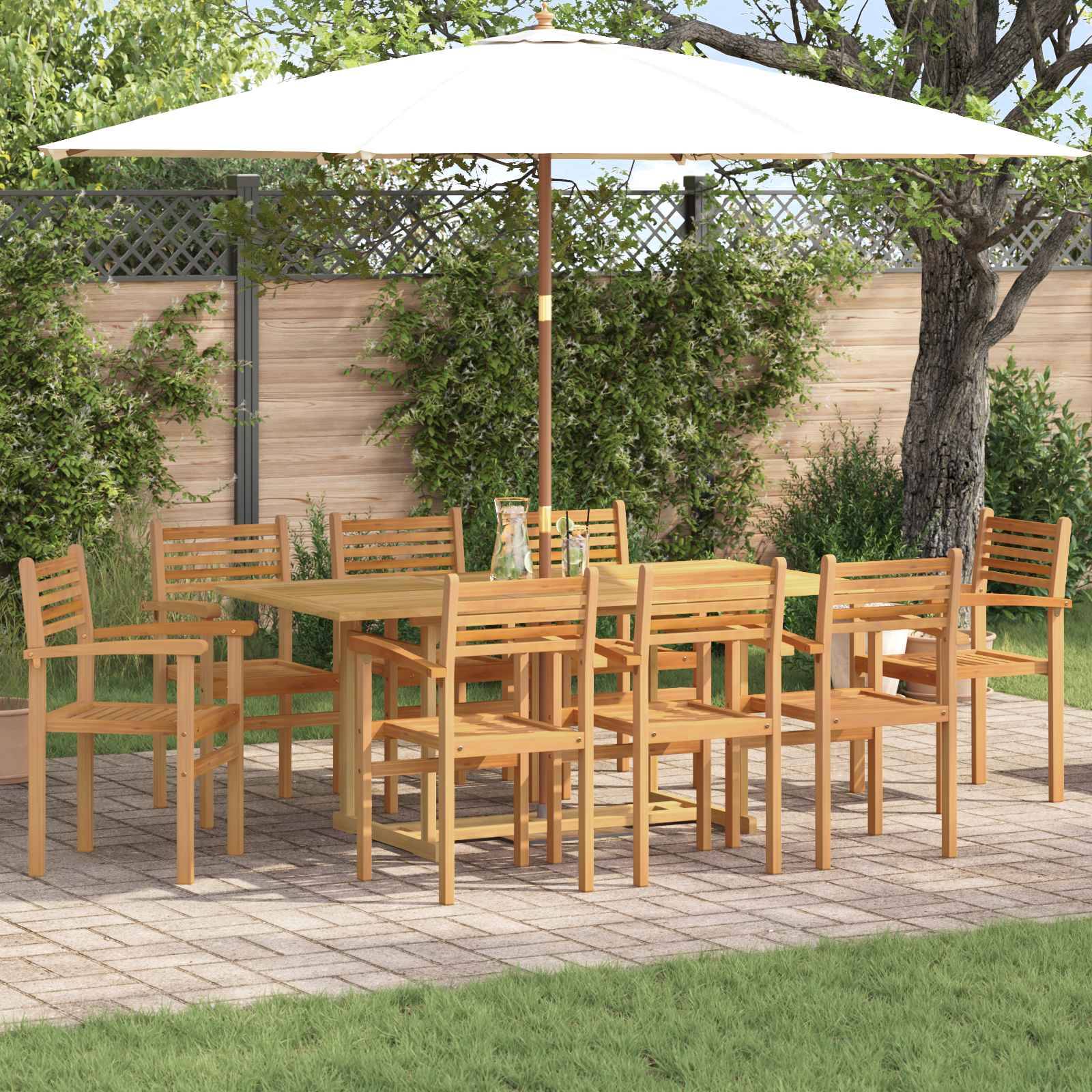 Ein hölzernes Gartenesstischset mit einem Tisch, sechs Stühlen und einem Sonnenschirm auf einer Steinpflasterung, umgeben von einem Holzzaun und grünen Pflanzen.