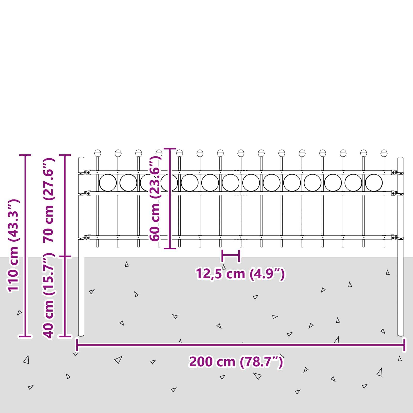Ein Korbgeflecht-Außenstuhl mit schwarzen Kissen, mit geschwungener Rückenlehne und minimalistische Design, ideal zum Sitzen auf der Terrasse.