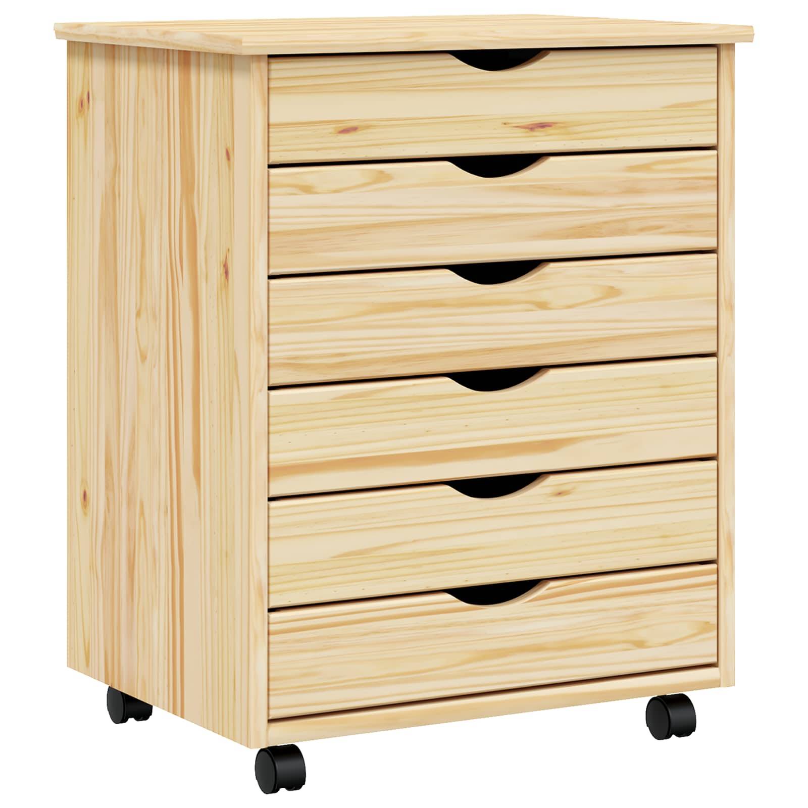 Ein Holzschrank mit fünf Schubladen steht neben einem Schreibtisch in einem ordentlichen Zimmer. Ein Wandorganizer mit kleinen Gegenständen und Dekoration ist darüber sichtbar.