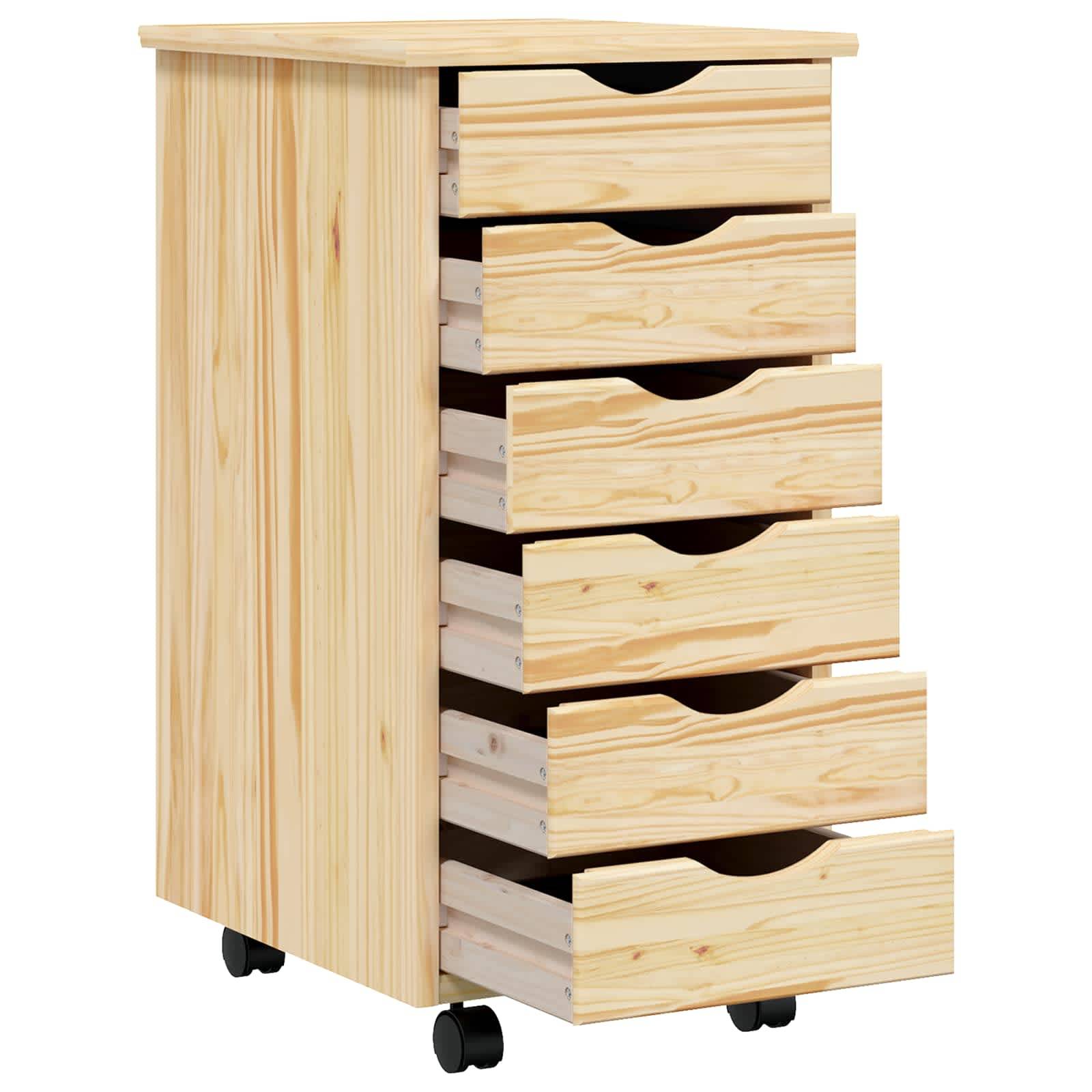 Ein Gartengitter mit einer Holzbasis und einem Drahtrahmen steht an einem Holzzaun. Kleine Pflanzen wachsen in einem Pflanzkübel am unteren Ende.