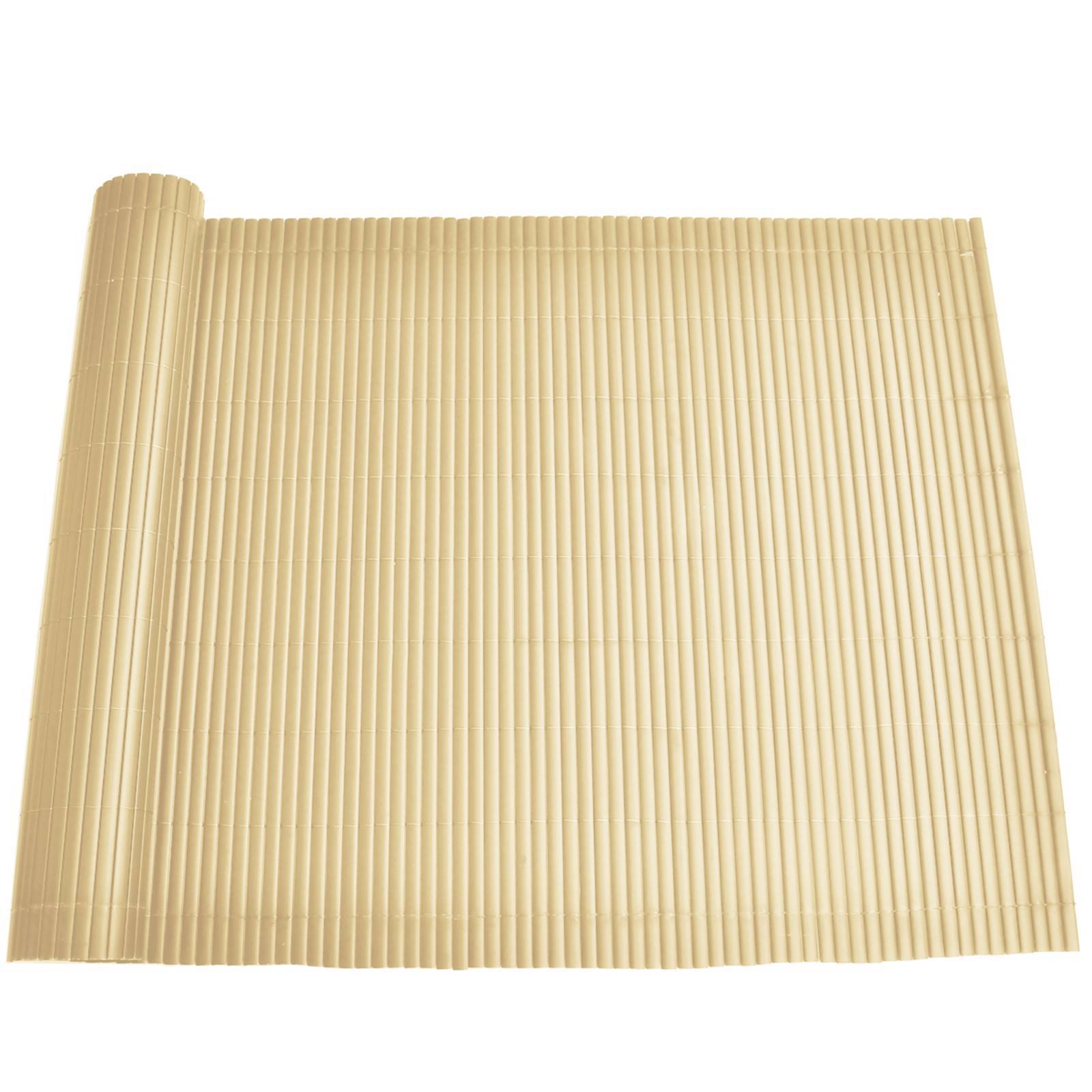 Eine beige Bambus-Sushi-Matte liegt teilweise aufgerollt auf einer flachen Oberfläche und zeigt horizontale Latten.