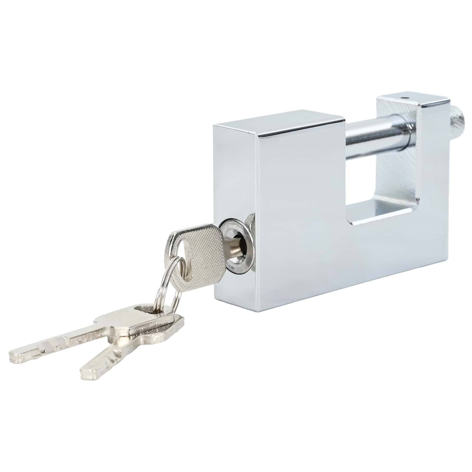 Glänzendes silbernes Vorhängeschloss mit zugehörigem Schlüssel, symbolisiert Sicherheit und Schutz.