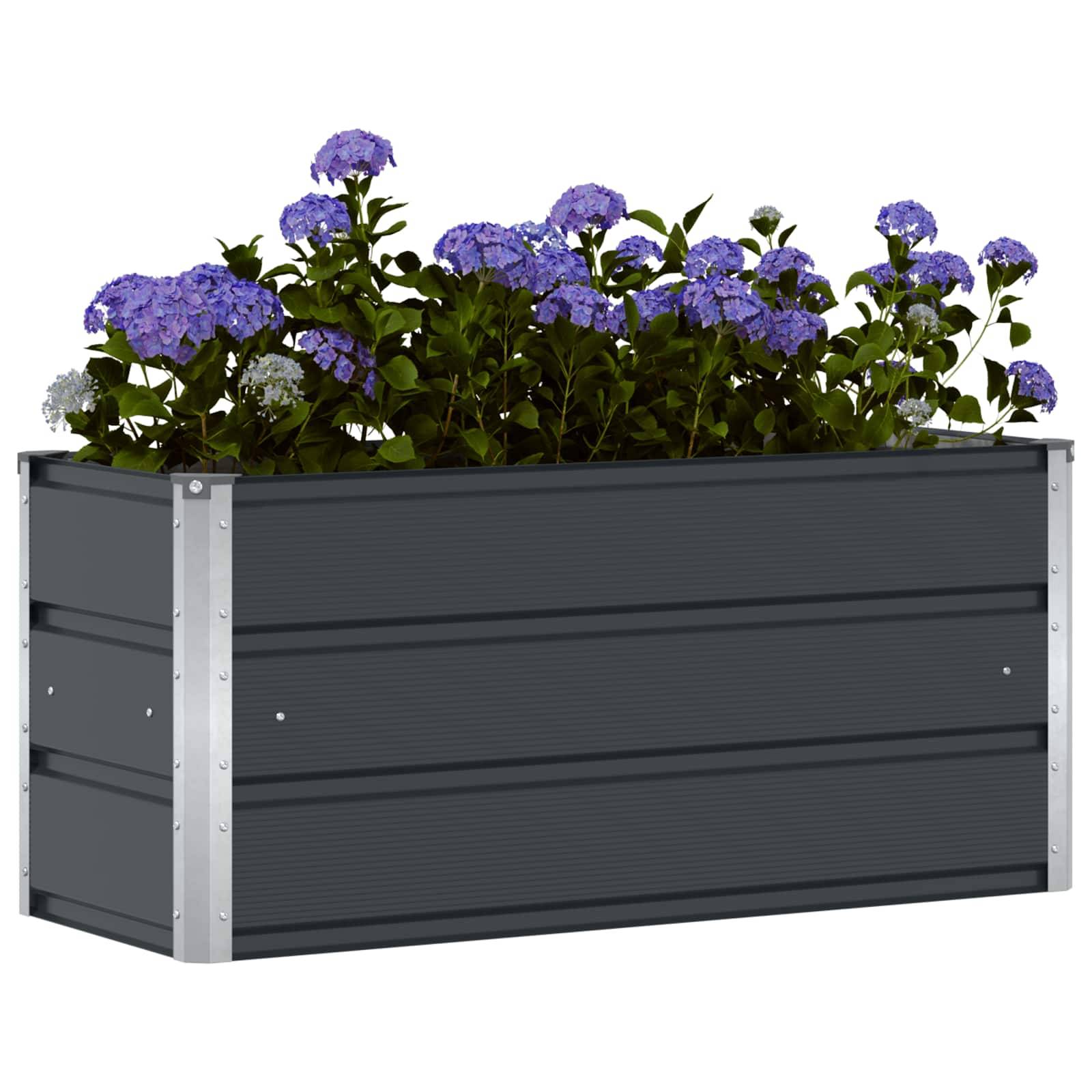 Stahlblumenkübel mit violetten Hortensien, die von oben blühen. Der Kübel hat ein modernes, geripptes Design mit metallischen Kanten.