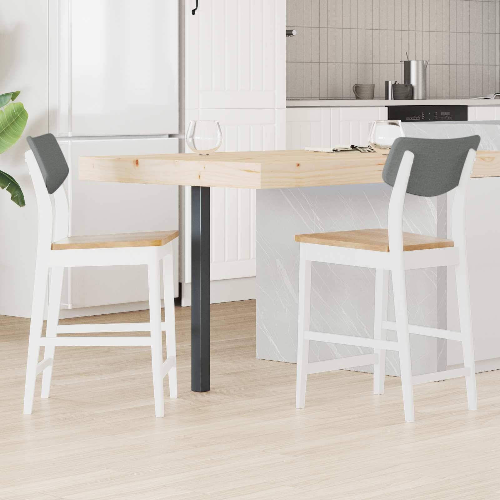 Eine moderne Küche mit einer Holzinsel, zwei Hockern, einem Kühlschrank und einem Herd. Helle Holzböden und weiße Schränke schaffen einen hellen Raum.