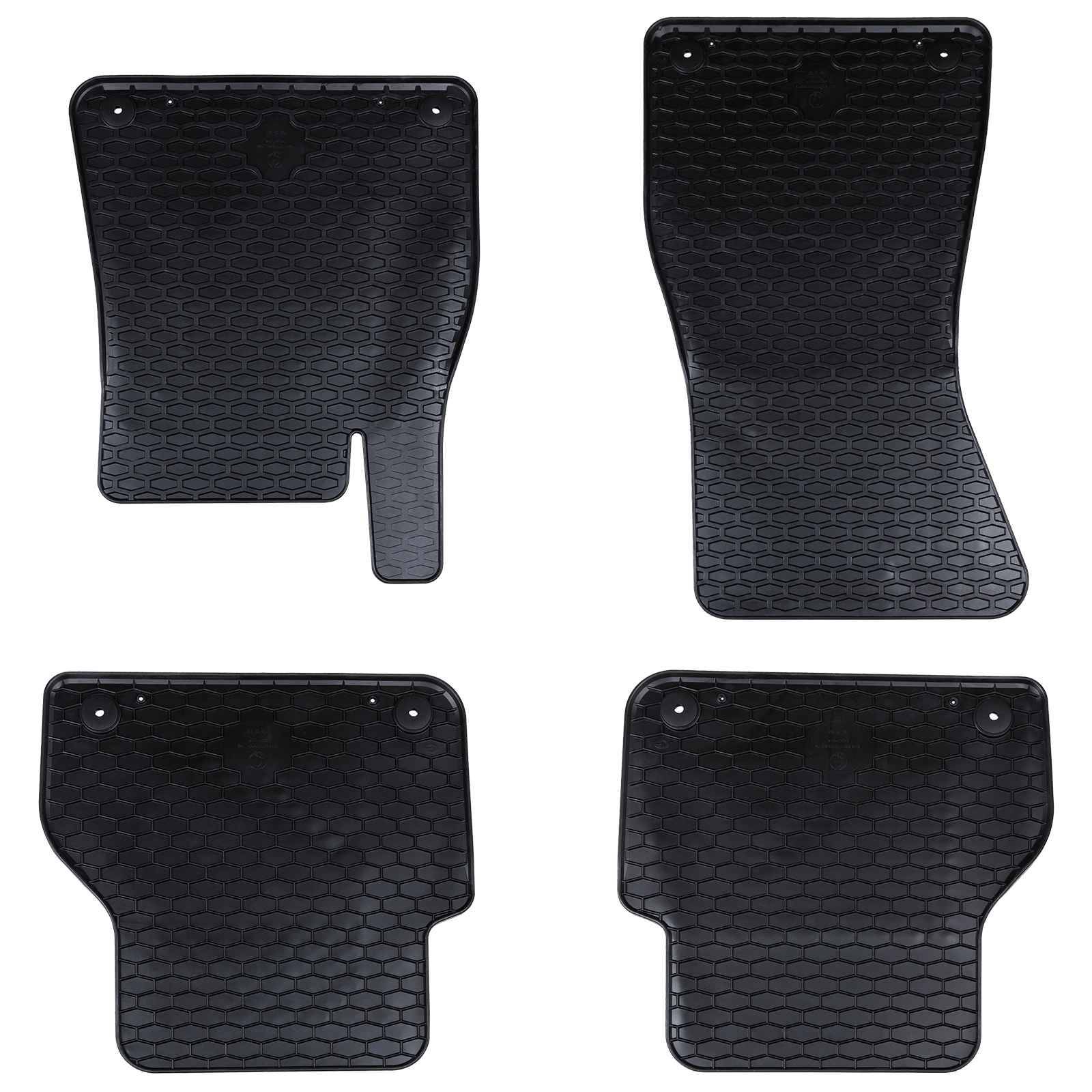 Vier schwarze Auto-Fußmatten mit einem hexagonalen Muster in zwei Reihen angeordnet, die verschiedene Formen für die Platzierung an der Vorder- und Rückseite des Fahrzeugs zeigen.