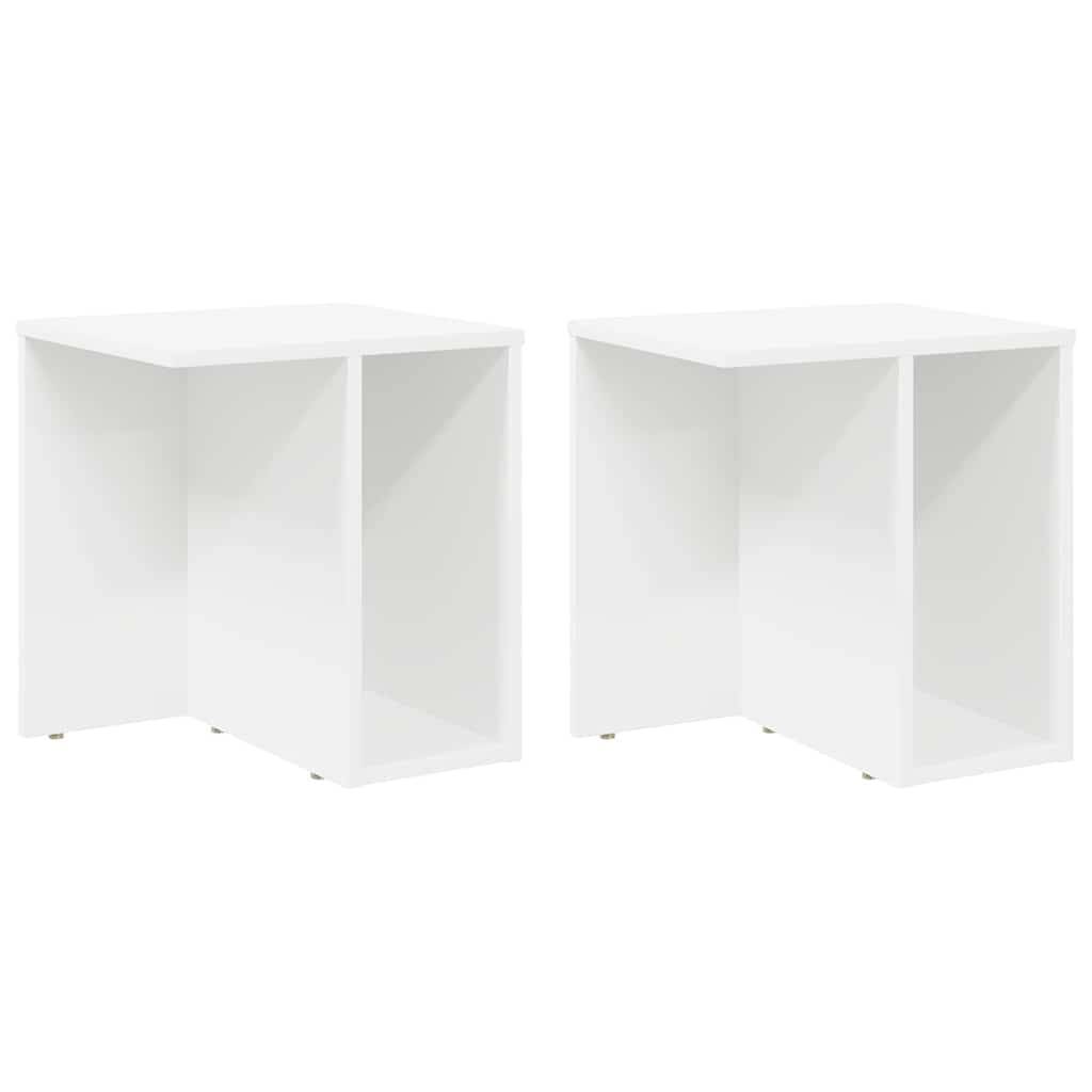 Zwei identische weiße Holz-Beistelltische mit offenen Regalen, die jeweils eine L-Form bilden. Sauberes, minimalistisches Design vor einem schlichten Hintergrund.