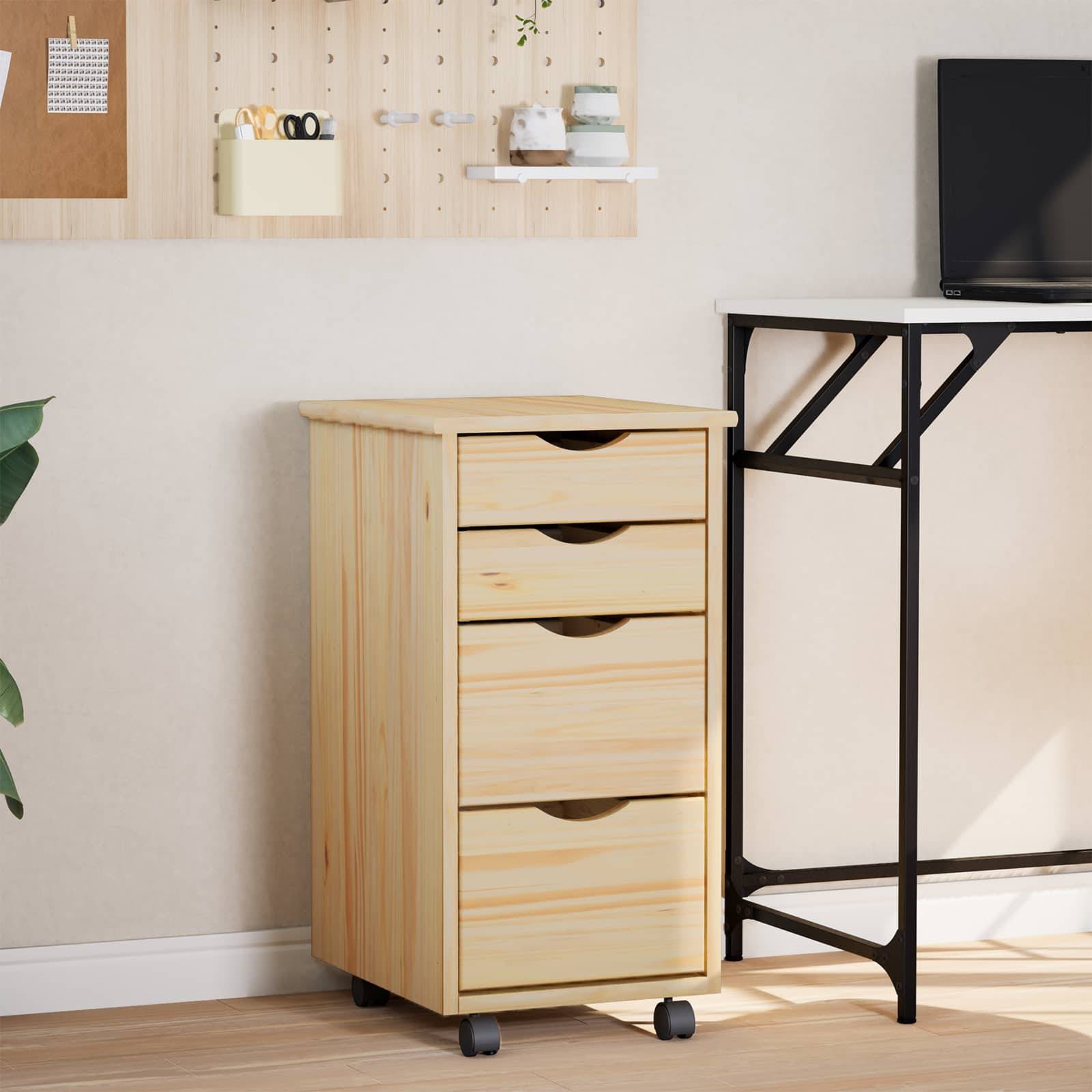 Ein hölzerner Schrank mit vier Schubladen auf Rollen steht neben einem schwarzen Metallschreibtisch mit einer Holzplatte in einem hellen, modernen Raum.