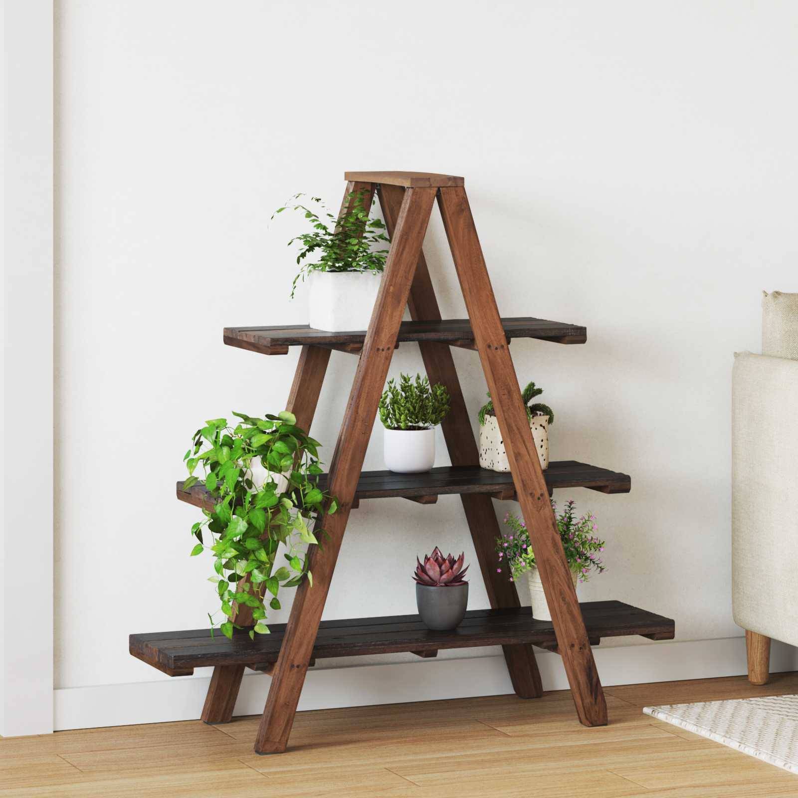 Holzleitern-Regal mit Topfpflanzen, einschließlich Ranken und üppigem Grün, an einer weißen Wand in einer minimalistischen Raumgestaltung.
