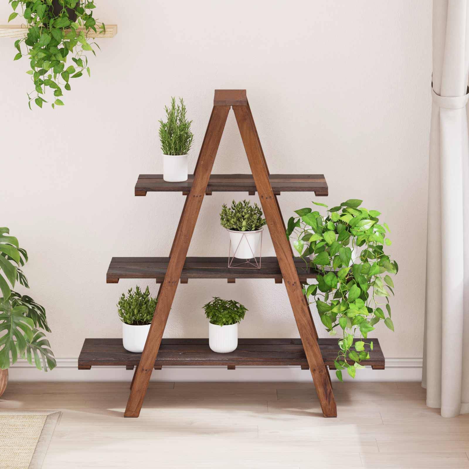 Ein hölzernes A-förmiges Regal steht an einer hellen Wand und hält kleine Topfpflanzen auf jeder Ebene. Die Pflanzen sind grün und üppig und verleihen einen natürlichen, dekorativen Look.