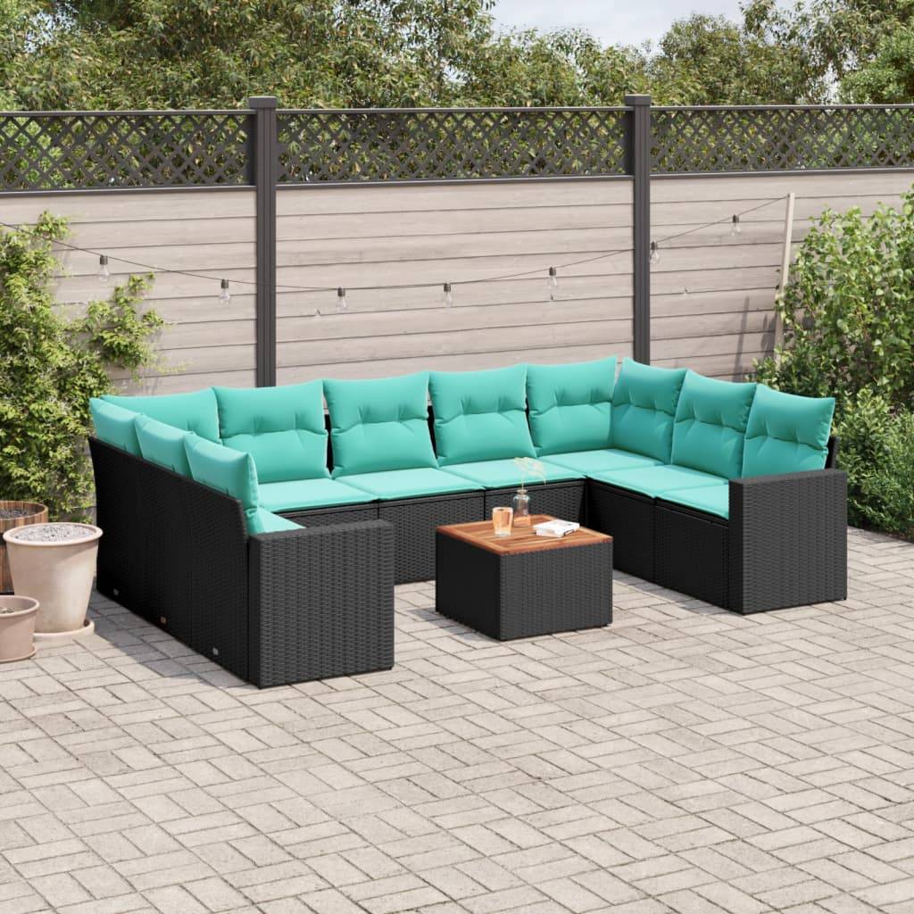 Outdoor-Terrasse mit einem L-förmigen Rattansofa mit türkisfarbenen Kissen, zentriert um einen kleinen quadratischen Holztisch, neben einem hellbraunen Zaun.
