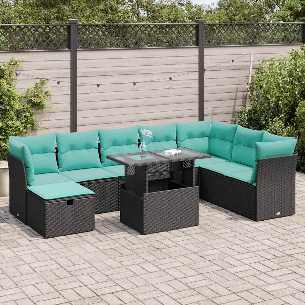 Gartenmöbelgarnitur im Freien mit türkisfarbenen Kissen auf einem Rattan-Ecksofa und einem rechteckigen Tisch. Holzzaun und Grünflächen im Hintergrund.