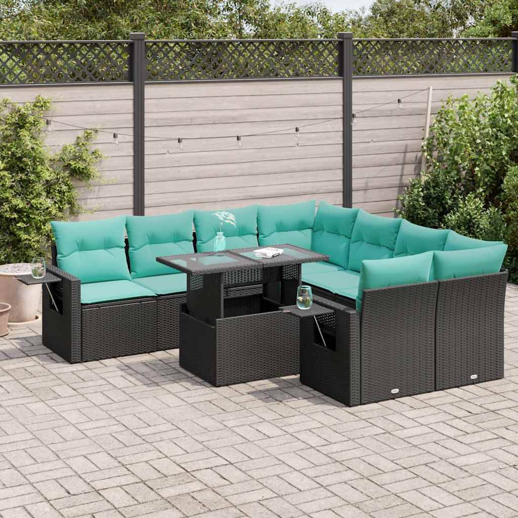 Der Außensitzbereich verfügt über ein schwarzes Polyrattan-Ecksofa mit türkisfarbenen Kissen, einen zentralen Tisch und umgebende Grünflächen auf einer Terrasse.