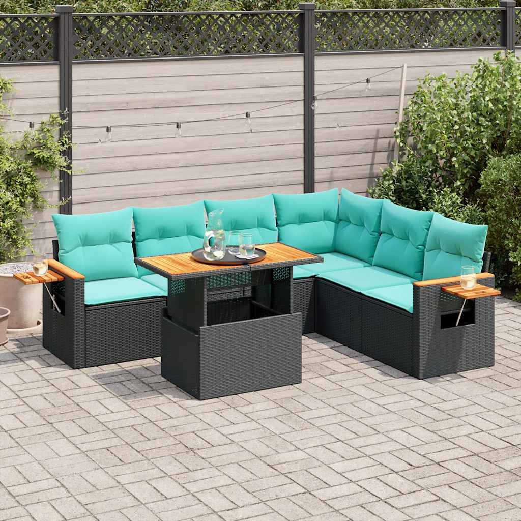 Eine Terrasse mit einem Korbsektionalsofa mit türkisfarbenen Kissen, einem passenden Tisch mit Gläsern und einer Kanne, umgeben von grünen Pflanzen.