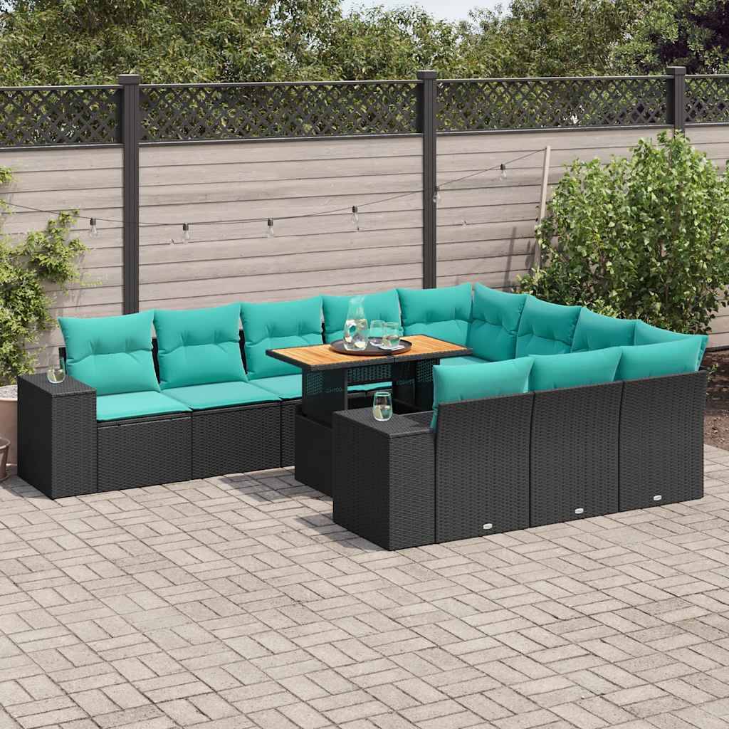 Terrasse im Freien mit L-förmigem Sectional-Sofa in Petrolblau, Holztisch und Glaswaren auf Steinplatten, umgeben von Grünflächen und einem Zaun.