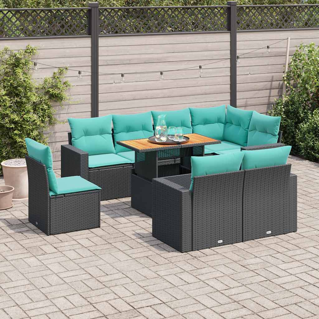 Außenterrassenmöbel mit türkisfarbenen Kissen auf Rattanmöbeln, mit einem rechteckigen Tisch mit Glaswaren, auf einem gepflasterten Bereich mit Grünflächen.